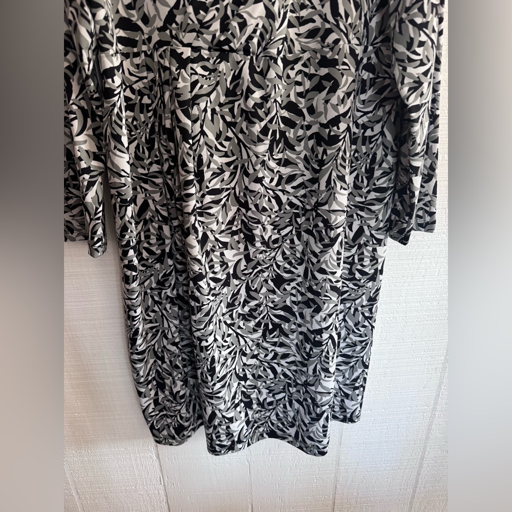 Roaman's size 18w Black & White Leaf-Print Faux Wrap Dress - Picture 3 of 6